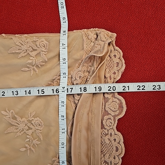 Forever 21 Collection  floral embroidered beige blush overlay lined Medium EUC - Picture 4 of 8